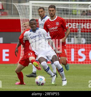 Heidenheim, Deutschland. 05. Aug. 2023. Martin Hongla vom Hellas Verona FC kämpft am 05. August 2023 mit Jan-Niklas Beste vom FC Heidenheim gegen den FC Hellas Verona, 11Â° Max Lieber Cup, in der Voith-Arena in Heidenheim um den Ball. Kredit: Unabhängige Fotoagentur/Alamy Live News Stockfoto