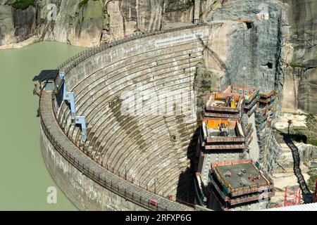 Baustelle für den Ersatz-Spitallamm-Staudamm am Grimselsee-Reservoir, Guttannen, Kanton Bern, Schweiz Stockfoto