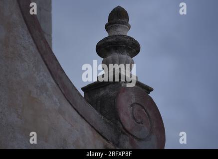 Alte Vase im Barockstil auf einem Ionischen Volute an der Fassade von Chiesa di San Giuseppe in Taormina Sizilien, Italien. Stockfoto