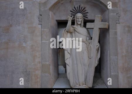 Rosafarbene Marmorstatue von Jesus an der Fassade der barocken Chiesa di San Giuseppe in Taormina Sizilien, Italien. Stockfoto