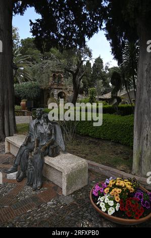 "Angeli del nostro tempo" eine Bronzeskulptur von Piero Guidi auf dem Gelände des Parco Trevelyan in Taormina, Sizilien, Italien. Stockfoto