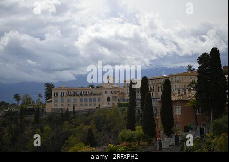 Landschaft mit malerischem Blick auf den San Domenico Palast ein Luxusresort mit Blick auf den Vulkan des Ätna in Taormina Sizilien, Italien. Stockfoto