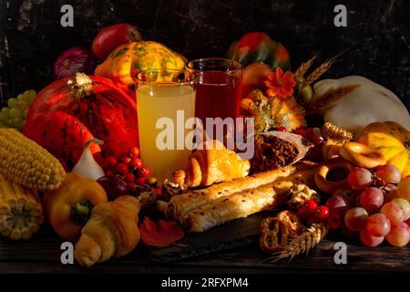 Thanksgiving-Konzept, Stillleben mit Obst, Kürbis, Gemüse, Ernte Stockfoto