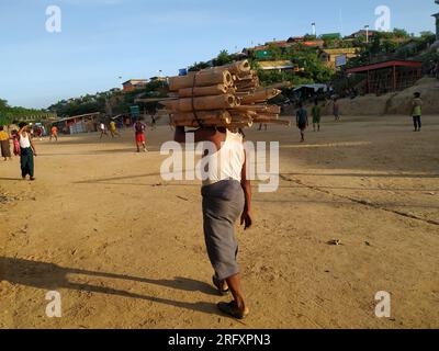 Rohingya Flüchtling Mann trägt Feuerholz Stockfoto