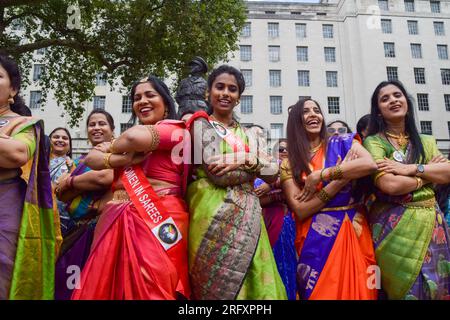 London, Großbritannien. 6. August 2023. Hunderte von Frauen gingen durch das Zentrum Londons und traten am indischen National Handloom Day vor der Downing Street auf, was die indische Industrie, insbesondere die Webfahrer, anspornt. Die Teilnehmer trugen traditionelle Saris aus verschiedenen Teilen Indiens. Kredit: Vuk Valcic/Alamy Live News Stockfoto