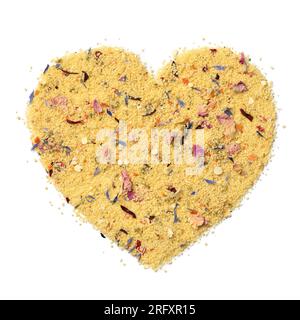 Couscous mit getrockneten Blumen in Herzform, isoliert auf weißem Hintergrund, Nahaufnahme Stockfoto