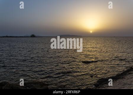 Der wundervolle Sonnenuntergang über dem sizilianischen Meer Stockfoto