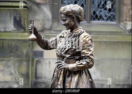 Edinburgh, Schottland, Großbritannien. 6. Aug 2023. Edinburgh Fringe: Royal Mile ist mit Schauspielern beschäftigt, die ihre Shows bewerben. MIME-Künstlerin als Marie Curie. Kredit: Craig Brown/Alamy Live News Stockfoto