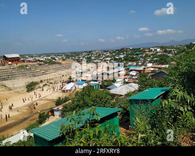 rohingya Flüchtlingskind Männer kamen, um Hubschrauber zu sehen Stockfoto