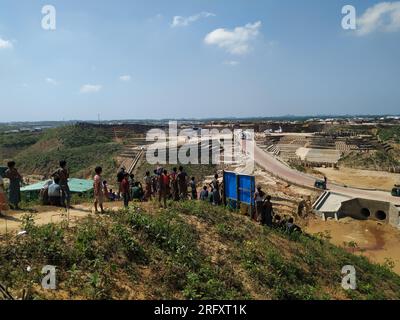 rohingya Flüchtlingskind Männer kamen, um Hubschrauber zu sehen Stockfoto