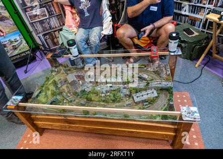 N-Gauge-Modell mit Eisenbahnlayout, modelliert in einem Couchtisch mit Glasplatte. Zugaufbau auf einer Modelleisenbahn-Ausstellung Stockfoto