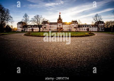 Die Philippsruhe-Burg in Hanau Deutschland, eine wunderschöne Burg am Hauptfluss, herrliche Wolken und Bäume in Perfektion bei Sonnenuntergang oder Sonnenaufgang Stockfoto