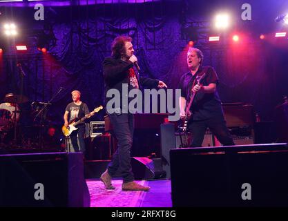 Miami, Vereinigte Staaten Von Amerika. 05. Aug. 2023. HOLLYWOOD, FL-AUGUST 5: Counting Crows-Botschafter Millard Powers führen am 5. August 2023 in Hollywood, Florida, den Sänger Adam Duritz und den Gitarrist David Immerglück beim Counting Crows-Konzert im „Hard Rock Live at Seminole Hard Rock Hotel & Casino Hollywood“ auf. (Foto: Alberto E. Tamargo/Sipa USA) Guthaben: SIPA USA/Alamy Live News Stockfoto