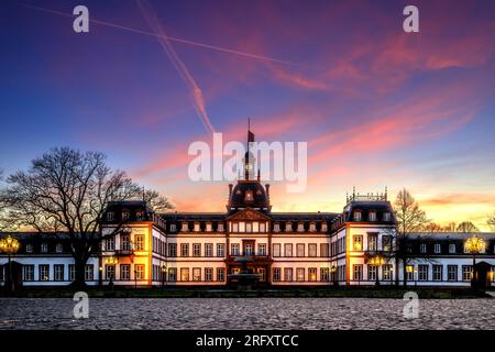 Die Philippsruhe-Burg in Hanau Deutschland, eine wunderschöne Burg am Hauptfluss, herrliche Wolken und Bäume in Perfektion bei Sonnenuntergang oder Sonnenaufgang Stockfoto