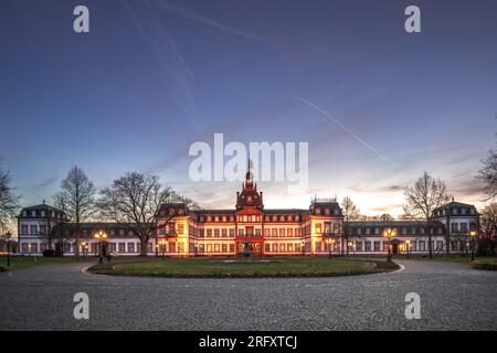 Die Philippsruhe-Burg in Hanau Deutschland, eine wunderschöne Burg am Hauptfluss, herrliche Wolken und Bäume in Perfektion bei Sonnenuntergang oder Sonnenaufgang Stockfoto