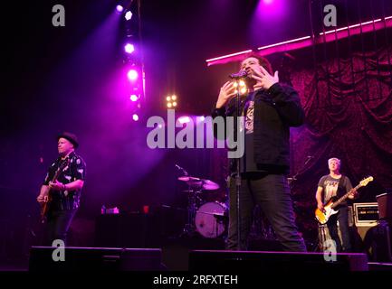 Miami, Vereinigte Staaten Von Amerika. 05. Aug. 2023. HOLLYWOOD, FL-AUGUST 5: Counting Crows Gitarrist Dan Vickrey, Leadsänger Adam Duritz und Millard Powers treten am 5. August 2023 in Hollywood, Florida, beim Counting Crows-Konzert im „Hard Rock Live at Seminole Hard Rock Hotel & Casino Hollywood“ auf. (Foto: Alberto E. Tamargo/Sipa USA) Guthaben: SIPA USA/Alamy Live News Stockfoto