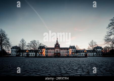 Die Philippsruhe-Burg in Hanau Deutschland, eine wunderschöne Burg am Hauptfluss, herrliche Wolken und Bäume in Perfektion bei Sonnenuntergang oder Sonnenaufgang Stockfoto