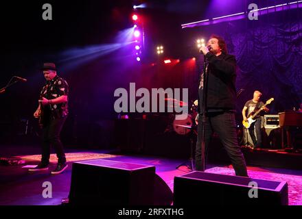 Miami, Vereinigte Staaten Von Amerika. 05. Aug. 2023. HOLLYWOOD, FL-AUGUST 5: Counting Crows Gitarrist Dan Vickrey, Leadsänger Adam Duritz und Millard Powers treten am 5. August 2023 in Hollywood, Florida, beim Counting Crows-Konzert im „Hard Rock Live at Seminole Hard Rock Hotel & Casino Hollywood“ auf. (Foto: Alberto E. Tamargo/Sipa USA) Guthaben: SIPA USA/Alamy Live News Stockfoto