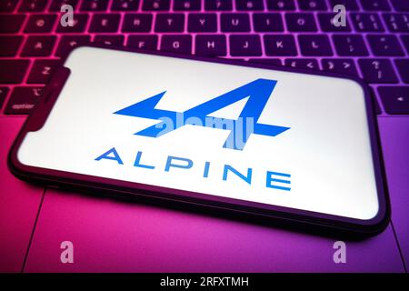 China. 06. Aug. 2023. In dieser Fotoabbildung wird das Logo „Alpine Motor“ auf dem Bildschirm eines Smartphones angezeigt. Alpine Motor ist ein Automobilhersteller, der sich auf Hochleistungssportwagen spezialisiert hat. Sie ist Eigentum der Renault-Gruppe, eines bedeutenden französischen Automobilkonzerns. Kredit: SOPA Images Limited/Alamy Live News Stockfoto