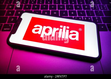 China. 06. Aug. 2023. In dieser Abbildung wird das Aprilia-Logo auf dem Bildschirm eines Smartphones angezeigt. Aprilia ist eines der Moto-Labels, das von der Piaggio Company hergestellt wird. Es wurde 1945 von Cavaliers Alberto Beggio gegründet und war bis 1968 auf Fahrräder ausgerichtet. Kredit: SOPA Images Limited/Alamy Live News Stockfoto