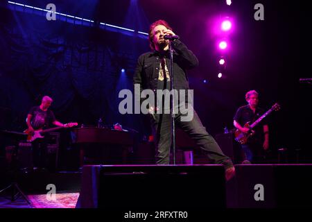Miami, Vereinigte Staaten Von Amerika. 05. Aug. 2023. HOLLYWOOD, FL-AUGUST 5: Counting Crows Millard Powers, Leadsänger Adam Duritz und David Immerglück treten am 5. August 2023 in Hollywood, Florida, beim Counting Crows-Konzert im „Hard Rock Live at Seminole Hard Rock Hotel & Casino Hollywood“ auf. (Foto: Alberto E. Tamargo/Sipa USA) Guthaben: SIPA USA/Alamy Live News Stockfoto