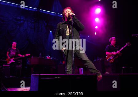 Miami, Vereinigte Staaten Von Amerika. 05. Aug. 2023. HOLLYWOOD, FL-AUGUST 5: Counting Crows Millard Powers, Leadsänger Adam Duritz und David Immerglück treten am 5. August 2023 in Hollywood, Florida, beim Counting Crows-Konzert im „Hard Rock Live at Seminole Hard Rock Hotel & Casino Hollywood“ auf. (Foto: Alberto E. Tamargo/Sipa USA) Guthaben: SIPA USA/Alamy Live News Stockfoto