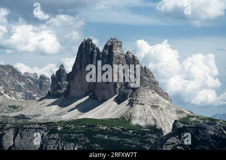 Blick auf die nördlichen Mauern der berühmten Felsformation Tre Cime di Lavaredo, deutscher Name drei Zinnen, von weit entfernt, eindrucksvoller Schatten der Felsen Stockfoto