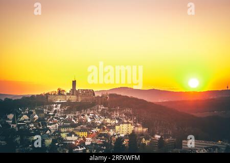 Königstein im Taunus bei Frankfurt. Blick auf die Burgruinen nach dem Sonnenuntergang. Beleuchtetes Schloss und Dorf im Winter Stockfoto