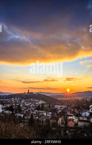Königstein im Taunus bei Frankfurt. Blick auf die Burgruinen nach dem Sonnenuntergang. Beleuchtetes Schloss und Dorf im Winter Stockfoto