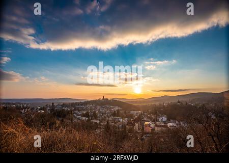 Königstein im Taunus bei Frankfurt. Blick auf die Burgruinen nach dem Sonnenuntergang. Beleuchtetes Schloss und Dorf im Winter Stockfoto