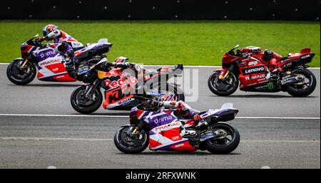 Der Jorge Martin (Bottom) von Prima Pramac Racing fährt während des britischen Grand Prix 2023 von Monster Energy in Silverstone, Towcester, weit in die Kurve eins. Foto: Sonntag, 6. August 2023. Stockfoto