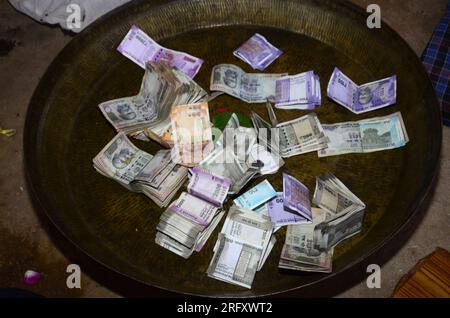 Indische Währung in Messingteller. Neue indische Währung 2000-500-200-50 und andere Stockfoto
