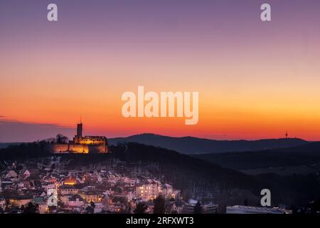 Königstein im Taunus bei Frankfurt. Blick auf die Burgruinen nach dem Sonnenuntergang. Beleuchtetes Schloss und Dorf im Winter Stockfoto