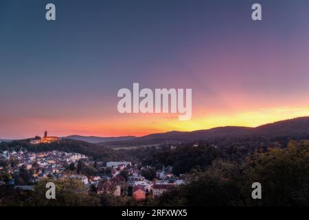 Königstein im Taunus bei Frankfurt. Blick auf die Burgruinen nach dem Sonnenuntergang. Beleuchtetes Schloss und Dorf im Winter Stockfoto