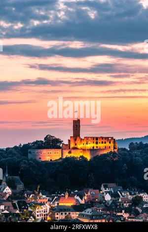 Königstein im Taunus bei Frankfurt. Blick auf die Burgruinen nach dem Sonnenuntergang. Beleuchtetes Schloss und Dorf im Winter Stockfoto