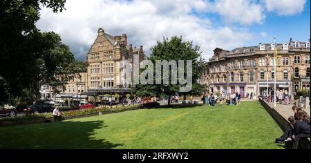 PROSPECT SQUARE, HARROGATE, GROSSBRITANNIEN - 6. AUGUST 2023. Ein Panoramablick auf die viktorianische Architektur des Prospect Square mit dem Kriegsdenkmal und Bett Stockfoto