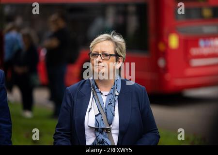 Aktenfoto vom 15.07/23, Joanna Cherry MP kommt zu einer Gedenkfeier in Inverness Cathedral, in Schottland, für die ehemalige SNP MP, MEP und MSP, Winnie Ewing, die im Juni verstarb. Aufgrund von Sicherheitsbedenken werden auf der Joanna Cherry's Edinburgh Fringe Show in der nächsten Woche erhöhte Sicherheitsmaßnahmen wie die Durchsuchung von Taschen und Metalldetektoren in Kraft sein. Ausgabedatum: Sonntag, 6. August 2023. Stockfoto