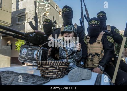 Gaza-Stadt, Palästina. 05. Aug. 2023. Maskierte Militanten der Al-Quds-Brigaden, des militärischen Flügels der palästinensischen Islamischen Dschihad-Bewegung, nehmen am ersten Jahrestag der israelischen Eskalation im Gazastreifen in Gaza-Stadt an einer Militärparade Teil. Kredit: SOPA Images Limited/Alamy Live News Stockfoto