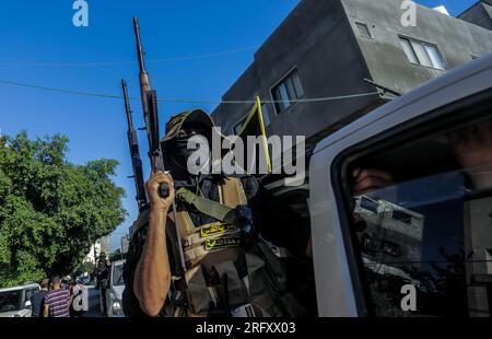 Gaza-Stadt, Palästina. 05. Aug. 2023. Maskierte Militanten der Al-Quds-Brigaden, des militärischen Flügels der palästinensischen Islamischen Dschihad-Bewegung, nehmen am ersten Jahrestag der israelischen Eskalation im Gazastreifen in Gaza-Stadt an einer Militärparade Teil. Kredit: SOPA Images Limited/Alamy Live News Stockfoto