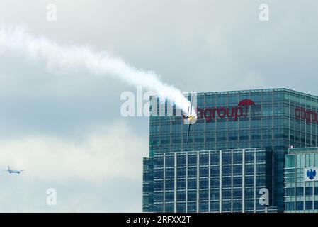 Aerobatikflugzeug, das den citigroup Tower während des Red Bull Air Race 2007 in Docklands, London, Großbritannien passiert. 25 Canada Square, Zentralen der Citygroup Stockfoto