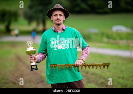 Braunsbach Steinkirchen, Deutschland. 06. Aug. 2023. Michael Sack aus Eberbach am Neckar steht auf der Wettkampfstrecke als Gewinner der Weltmeisterschaft in Braunsbach-Steinkirchen und hält die Trophäe des Gewinners und das Goldene Messer in der Hand. Kredit: Christoph Schmidt/dpa/Alamy Live News Stockfoto