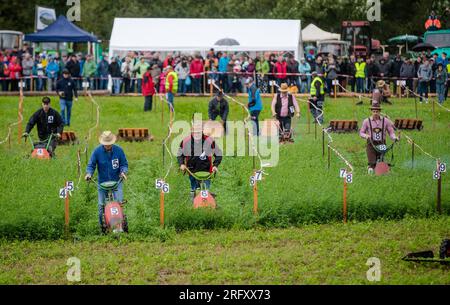 Braunsbach Steinkirchen, Deutschland. 06. Aug. 2023. Die Teilnehmer der Mountain Mower World Cup fahren mit ihren Bergmähern einen Teil des Wettkampfkurses und mähen dabei Unkraut. Kredit: Christoph Schmidt/dpa/Alamy Live News Stockfoto