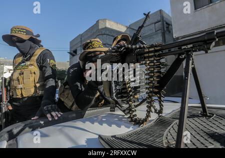 Gaza-Stadt, Palästina. 05. Aug. 2023. Maskierte Militanten der Al-Quds-Brigaden, des militärischen Flügels der palästinensischen Islamischen Dschihad-Bewegung, nehmen am ersten Jahrestag der israelischen Eskalation im Gazastreifen in Gaza-Stadt an einer Militärparade Teil. (Foto: Mahmoud Issa/SOPA Images/Sipa USA) Guthaben: SIPA USA/Alamy Live News Stockfoto