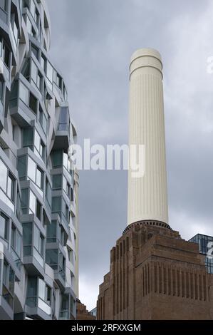 Außenansicht des Kraftwerks Battersea mit einem seiner Schornsteine gegenüber den neuen Wohnwohnungen in London, Großbritannien Stockfoto