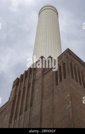 Außenansicht des Kraftwerks Battersea mit einem seiner Schornsteine, London, Großbritannien Stockfoto