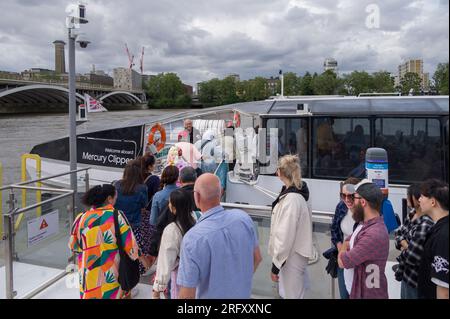 Passagiere, die an Bord des Uber Boat Mercury Clipper River Fährservice am Battersea Power Station Terminal, London, UL Stockfoto