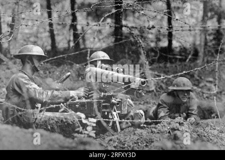 DIEFFMATTEN, DEUTSCHLAND -- 26. Juni 1918 -- US-Armeesoldaten mit einer französischen '37' in Schussstellung auf Attika im Zweitliniengraben. Diese Waffe hat ein Maximum Stockfoto