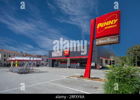 Fossano, Italien - 05. August 2023: Discount Supermarket Penny Market deutscher Herkunft im Besitz der Rewe Group. Außenansicht des Gebäudes mit Schild Stockfoto