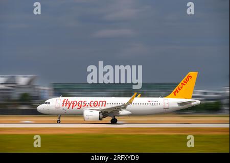 München, Deutschland - Juli 03. 2023 : Pegasus Airlines Airbus A320-251N mit Luftfahrzeugregistrierung TC-NCH startet auf der Südbahn 26L Stockfoto