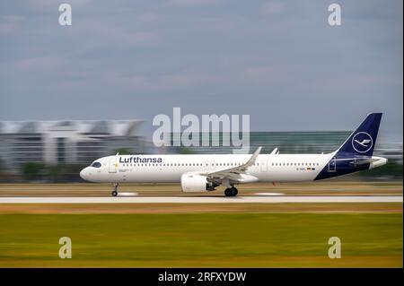 München, Deutschland - Juli 03. 2023 : Lufthansa Airbus A321-271NX mit der Luftfahrzeugregistrierung D-AIEL startet auf der Südbahn 26L der Muni Stockfoto